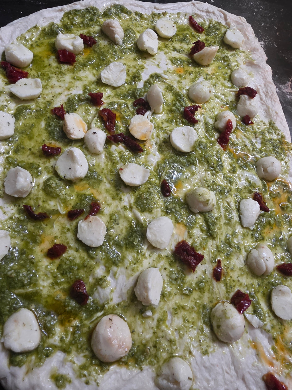 Pesto, mozzarella & dried tomato sourdough boule