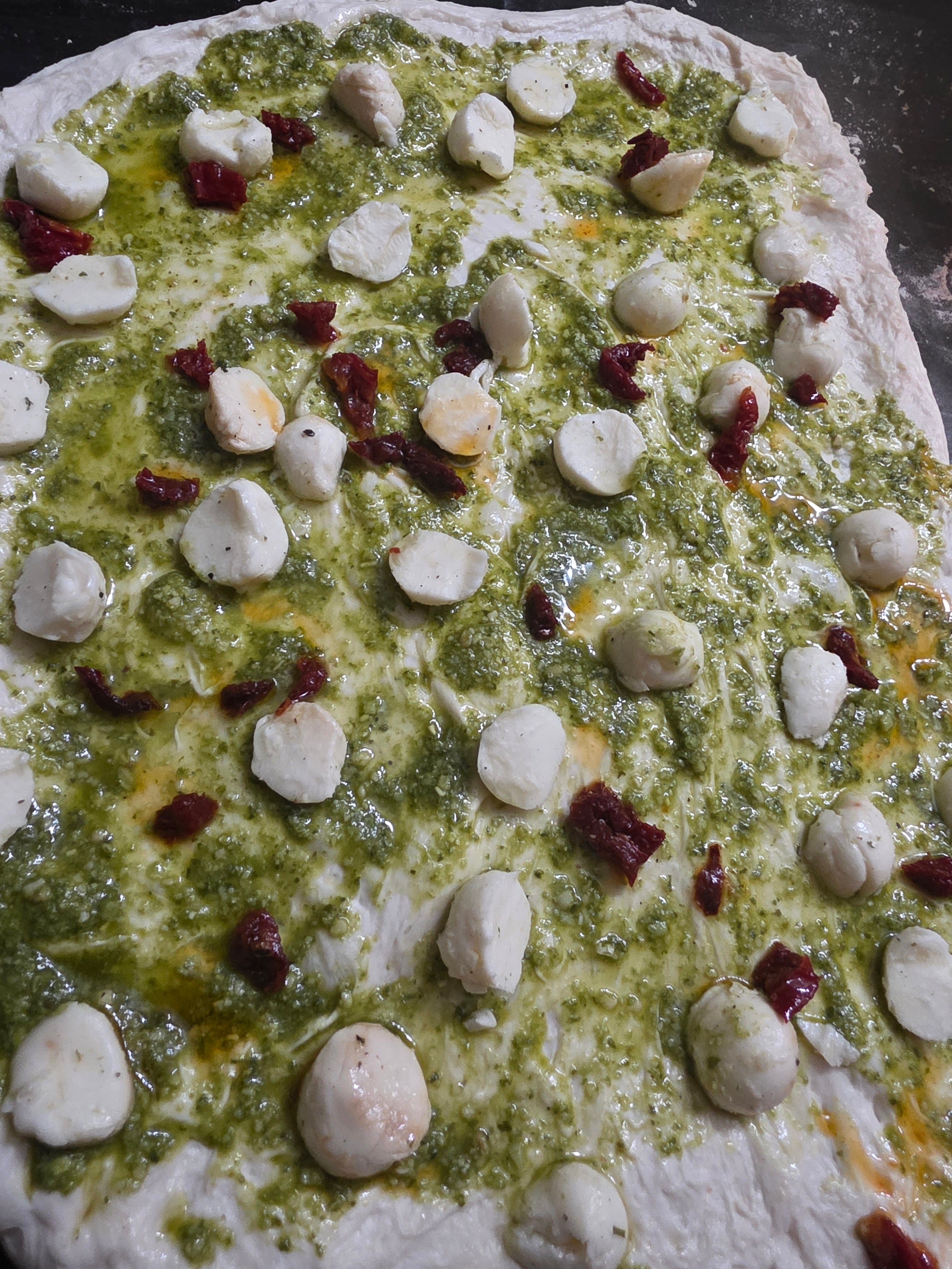 Pesto, mozzarella & dried tomato sourdough boule